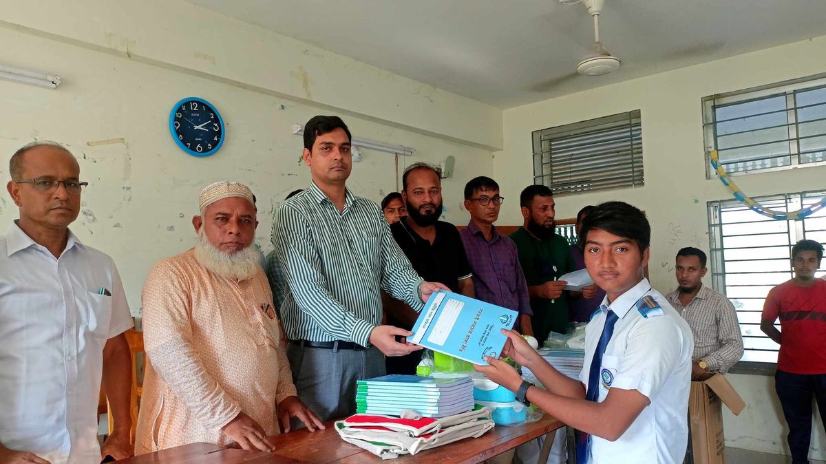 দেবীগঞ্জে শিক্ষার্থীদের মাঝে দুদকের শিক্ষা উপকরণ বিতরণ