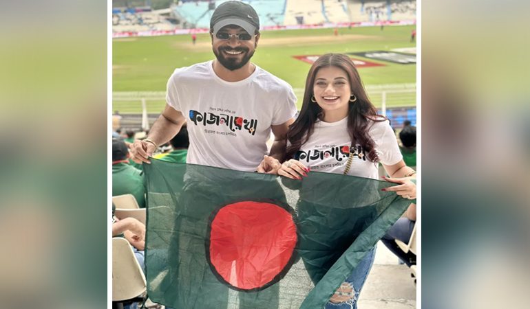 বাংলাদেশের ম্যাচে গ্যালারিতে রাজের সঙ্গে তিনি কে?