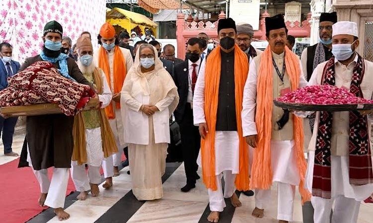 নিজামউদ্দিন আউলিয়ার মাজার জিয়ারত করলেন প্রধানমন্ত্রী