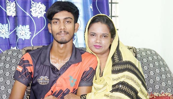 ফেসবুকে প্রেম, কলেজছাত্রকে বিয়ে করলেন ৪০ বছরের শিক্ষিকা