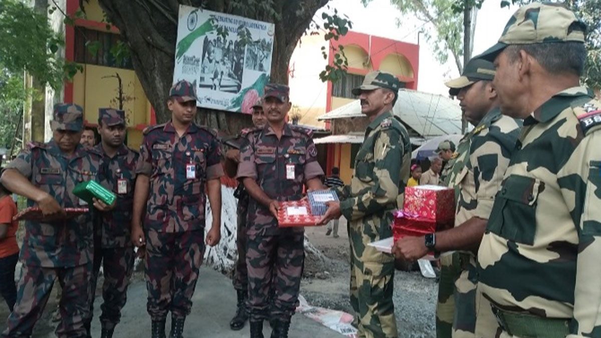 ঈদ উপলক্ষ্যে হিলি সীমান্তে বিজিবি-বিএসএফের মিষ্টি বিনিময়