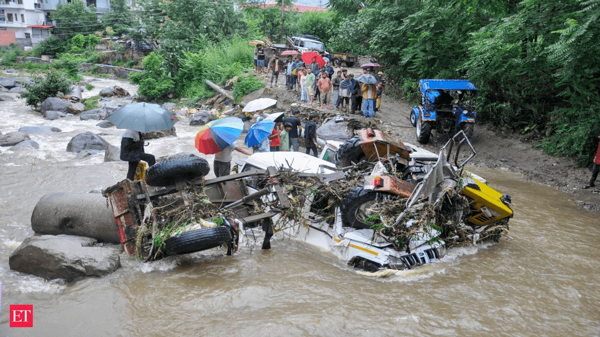 প্রবল বর্ষণ-ভূমিধসে হিমাচলে আটকা ১০ হাজার পর্যটক