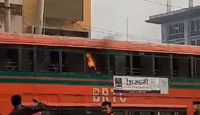 ঢাকা বিশ্ববিদ্যালয়ের ‘চৈতালী’ বাসে আগুন