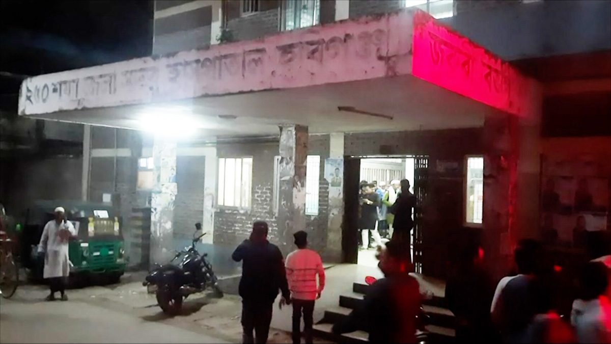 সিগারেটের ধোঁয়া ছাড়া নিয়ে সংঘর্ষ, ৭পুলিশসহ  আহত অর্ধশতাধিক