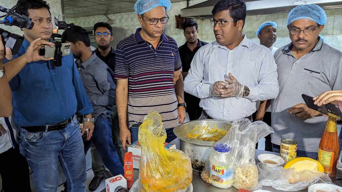 হোটেল ৭১ এর রান্নাঘরে অভিযান, পাওয়া গেল তেলাপোকা