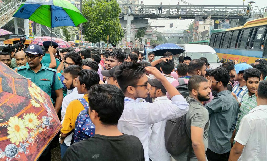 এইচএসসি পেছানোর আন্দোলন থেকে শিক্ষার্থীদের ধরে নিয়ে গেল পুলিশ