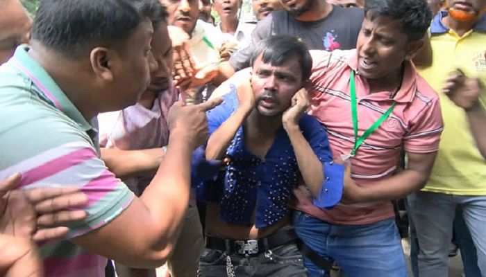 আদালত প্রাঙ্গণে হিরো আলমকে মারধর