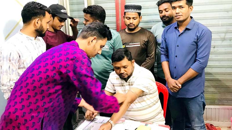 প্রসূতিকে রক্তদান করে প্রশংসায় ভাসছেন ইউএনও