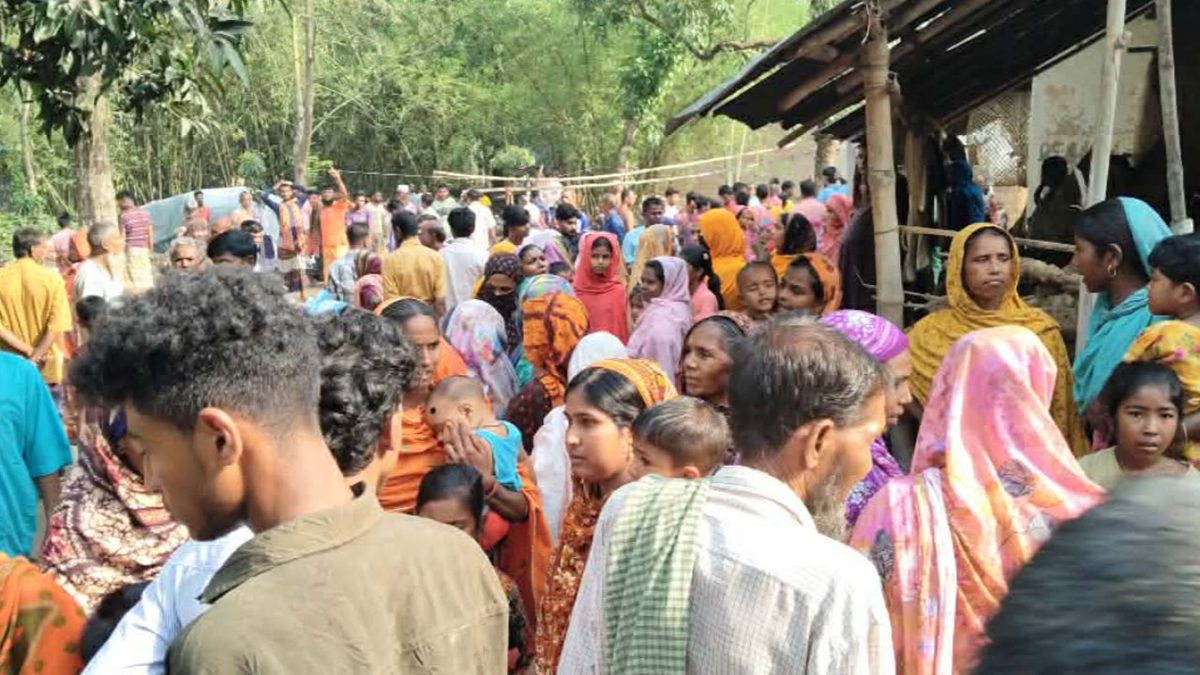 নওগাঁয় একই পরিবারের ৪ জনকে গলা কেটে হত্যা