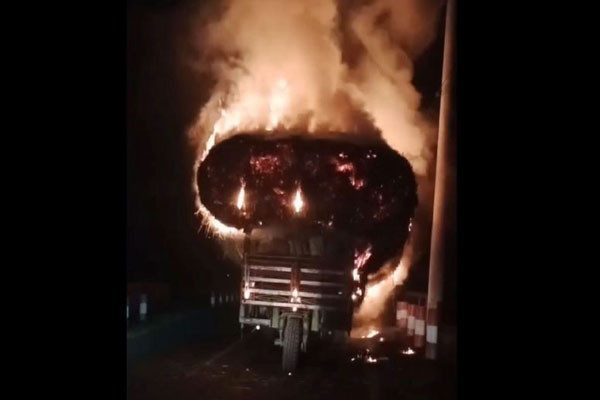 বগুড়ায় খড়বোঝাই নছিমনে আগুন