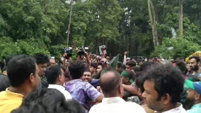 বেরোবিতে কোটা আন্দোলনকারীদের সাথে ছাত্রলীগের হাতাহাতি