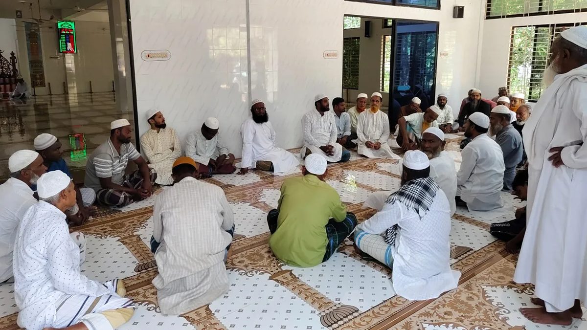 'বাড়িতে গান বাজালে কবরের জায়গা দেওয়া হবে না'