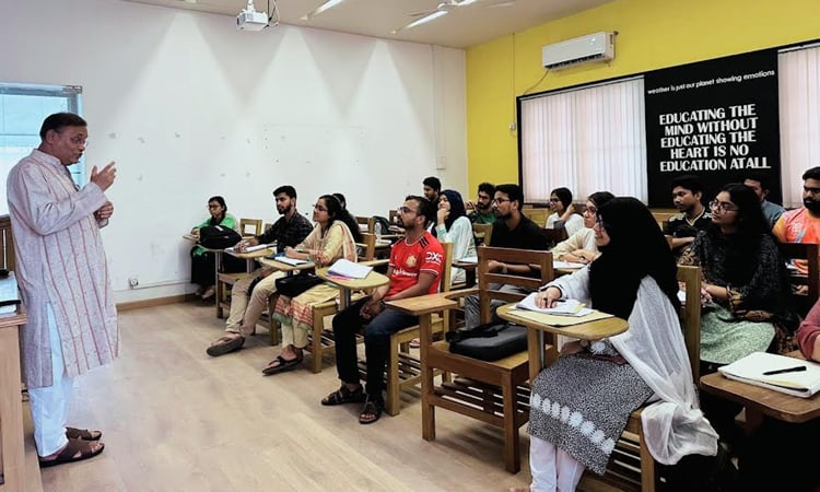 শত ব্যস্ততার মধ্যেও শিক্ষকতা অব্যাহত রেখেছেন তথ্যমন্ত্রী
