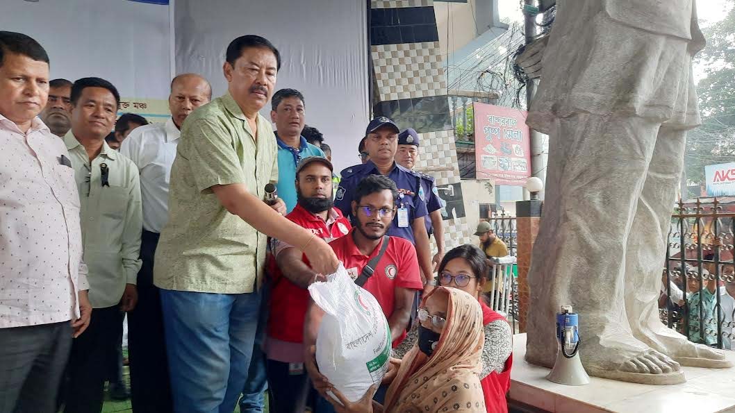 বান্দরবানে বন্যা-দুর্গতদের মাঝে ত্রাণসামগ্রী বিতরণ