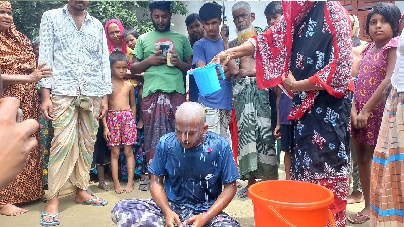 ৪ বছরের প্রেমের বিচ্ছেদ, শোক কাটাতে মাথা ন্যাড়া করে দুধ দিয়ে গোসল