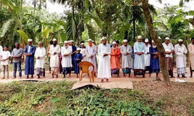 মসজিদে তালা, খোলা আকাশে নিচে নামাজ আদায় করলেন মুসল্লিরা