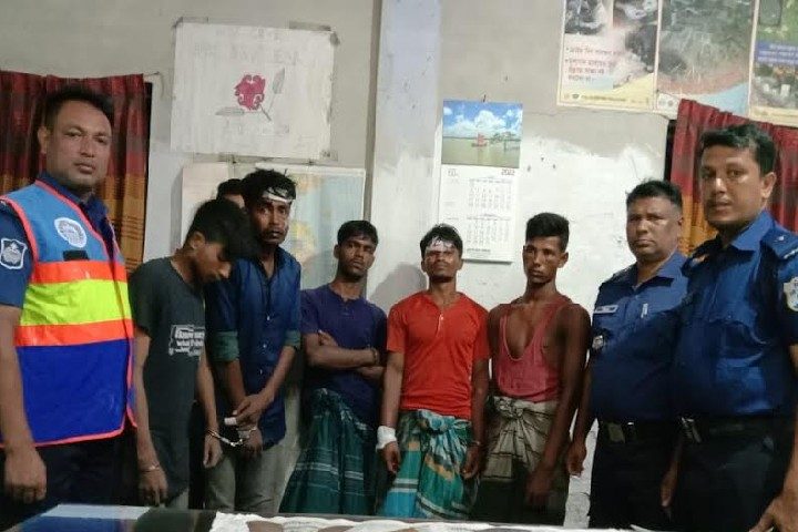 মেঘনায় মাছ ধরার ট্রলারে ডাকাতি, ৫ ডাকাত আটক