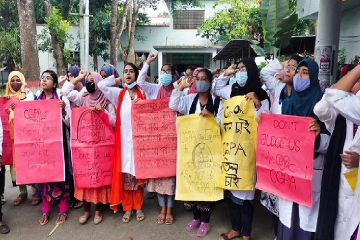 বরিশালে শেবামেক শিক্ষার্থী‌দের ক্লাস বর্জন