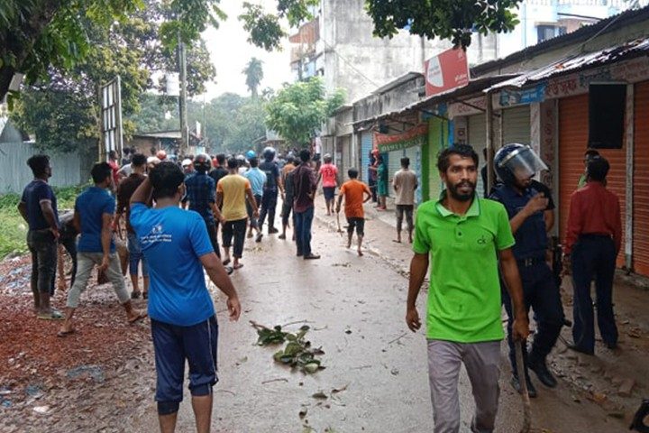 পাকুন্দিয়ায় সাড়ে ৪ ঘণ্টা ধরে বিএনপি-পুলিশ সংঘর্ষ চলছে