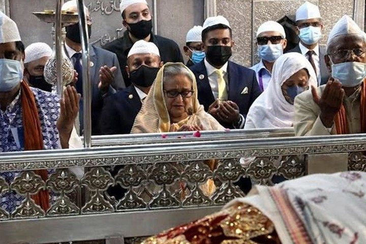 মাজার জিয়ারত শেষে দর্শনার্থী বইয়ে যা লিখলেন প্রধানমন্ত্রী