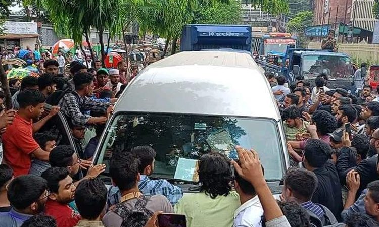 জবির নথিপত্র গায়েবের চেষ্টা, আটকে দিলেন শিক্ষার্থীরা