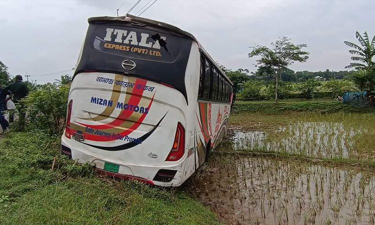 ঘুমাচ্ছিলেন চালক, বাস চলে গেল ধান ক্ষেতে : আহত-১৫