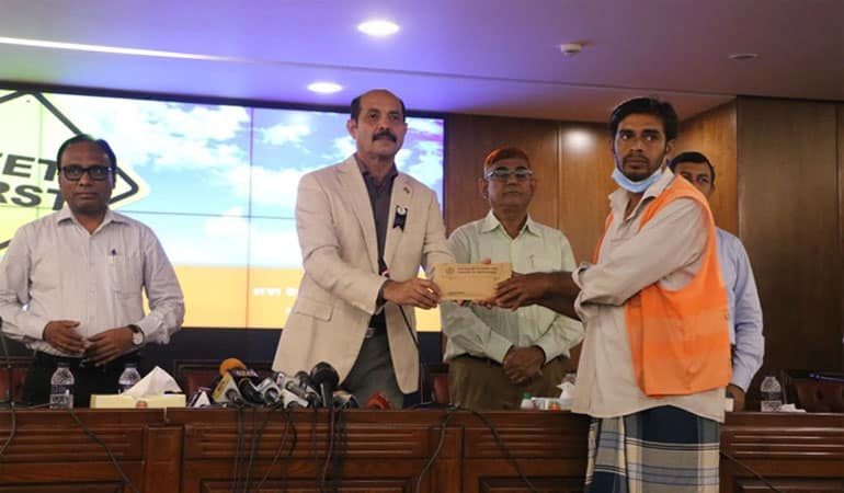 আইফোন ফিরিয়ে ৫০ হাজার টাকা পেলেন রিকশাচালক