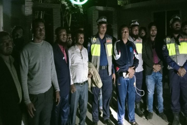 সুন্দরবনে আটকে পড়া ১০ পর্যটক উদ্ধার
