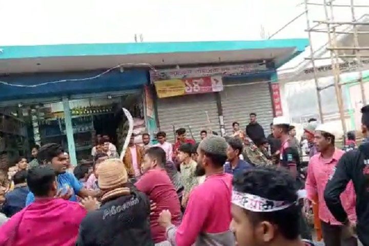 শহীদ মিনারে ফুল দেওয়া নিয়ে বিএনপির ২ গ্রুপের সংঘর্ষ