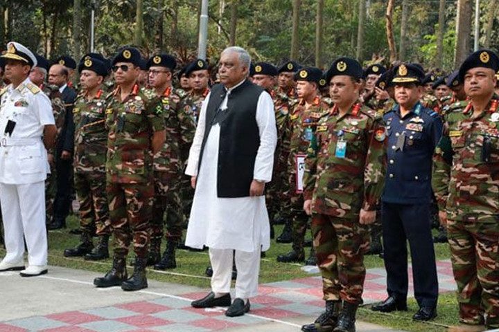 পিলখানা হত্যাকাণ্ডে নিহতদের প্রতি শ্রদ্ধা জানিয়ে পুষ্পস্তবক অর্পণ