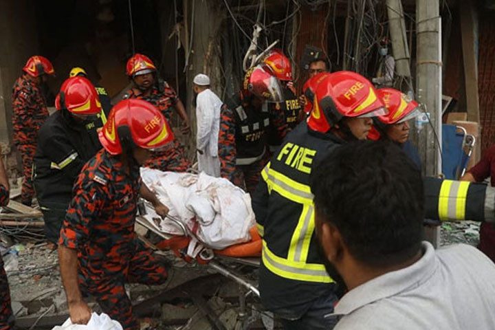 বিস্ফোরণে ভবনে ফাটল দেখা দেওয়ায় উদ্ধারকাজ বন্ধ