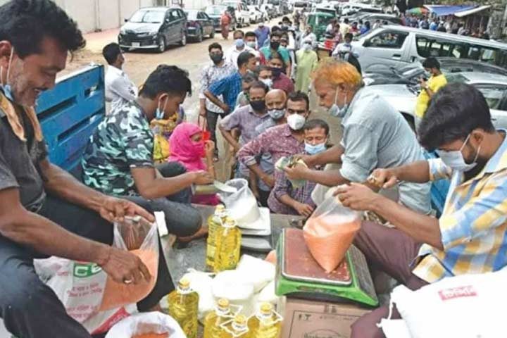 ফ্যামিলি কার্ডধারীদের টিসিবি পণ্য দেওয়া শুরু