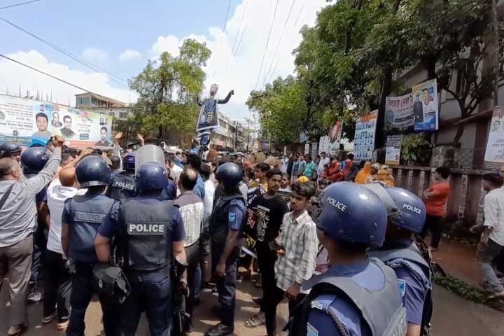 আ.লীগ নেতার ফাঁসির দাবিতে বিক্ষোভ মিছিল, কুশপুত্তলিকা দাহ