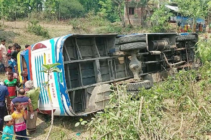 মোটরসাইকেলকে সাইড দিতে গিয়ে বাস খাদে, নিহত ১