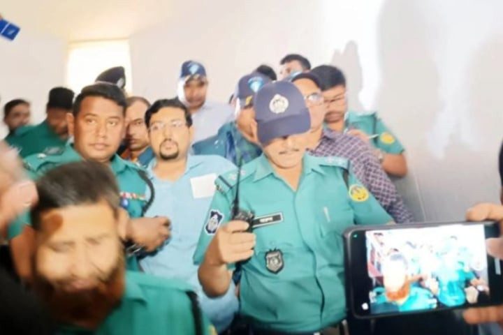 ঘুসের ১০ লাখ টাকাসহ উপ-কর কমিশনার আটক