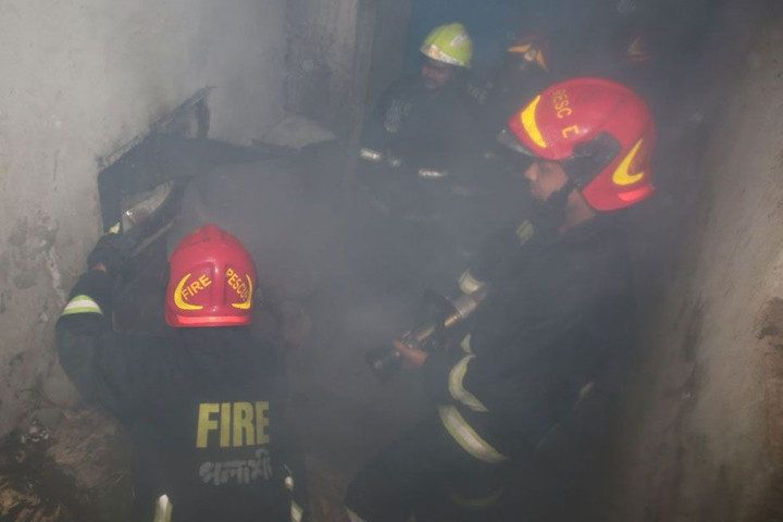 মালেকা মার্কেটের আগুন : ধোঁয়ায় অসুস্থ দু'জন ঢামেকে