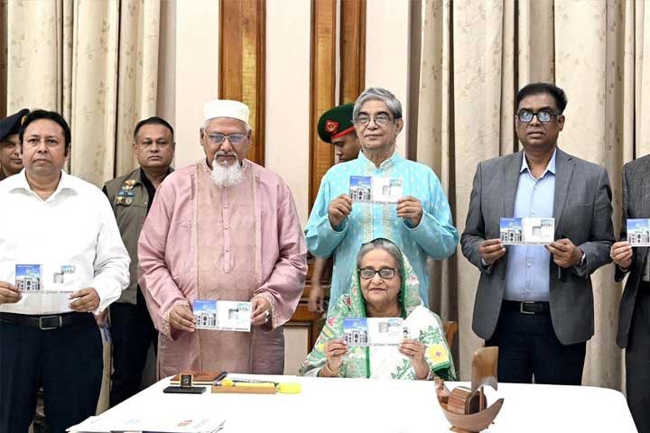 মডেল মসজিদের লোগো সংবলিত স্মারক ডাকটিকিট অবমুক্ত
