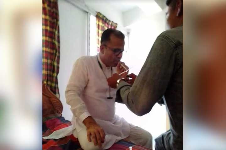 আ.লীগ নেতার ইয়াবা সেবনের ছবি ভাইরাল