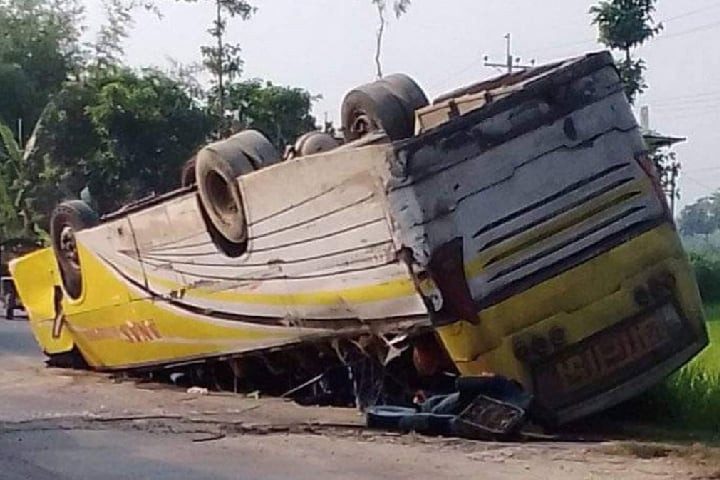 যাত্রীবাহী বাস উল্টে আহত ২৯