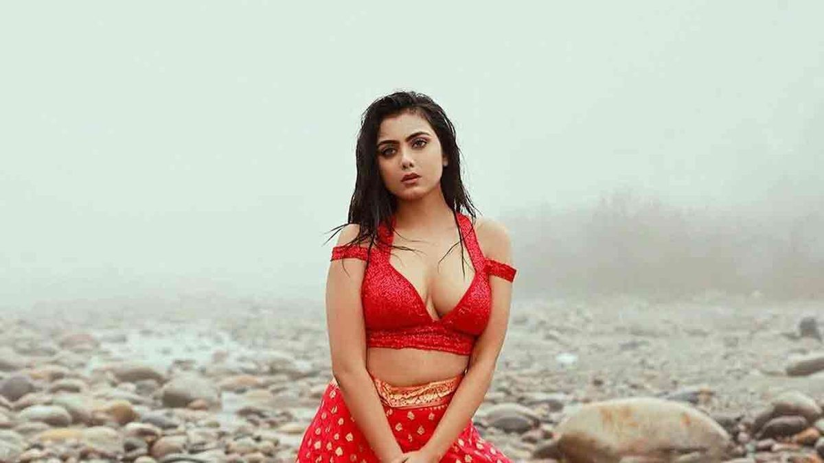 শাকিবের নায়িকার খোলামেলা ছবিতে তোলপাড়