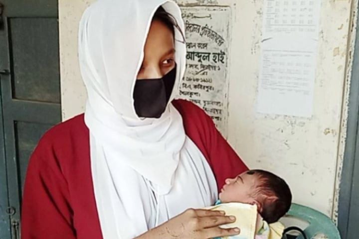এসএসসি:চার দিনের সন্তান নিয়ে পরীক্ষা দিলেন সাদিয়া