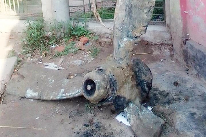 মাটি কাটতেই মিলল হেলিকপ্টারের ধ্বংসাবশেষ