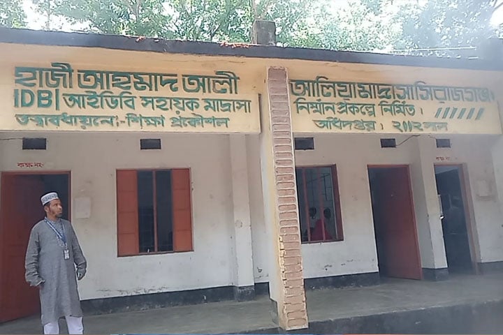 এসএসসি পরীক্ষার হলে চলন্ত ফ্যান খুলে পড়ে ৩ শিক্ষার্থী আহত