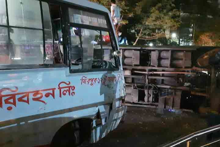 রাজধানীতে দুই চালকের প্রতিযোগিতা, উল্টে গেল বাস