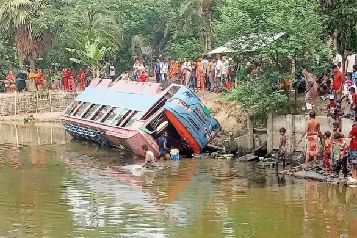 বাস নিয়ন্ত্রণ হারিয়ে পুকুরে, আহত ১২