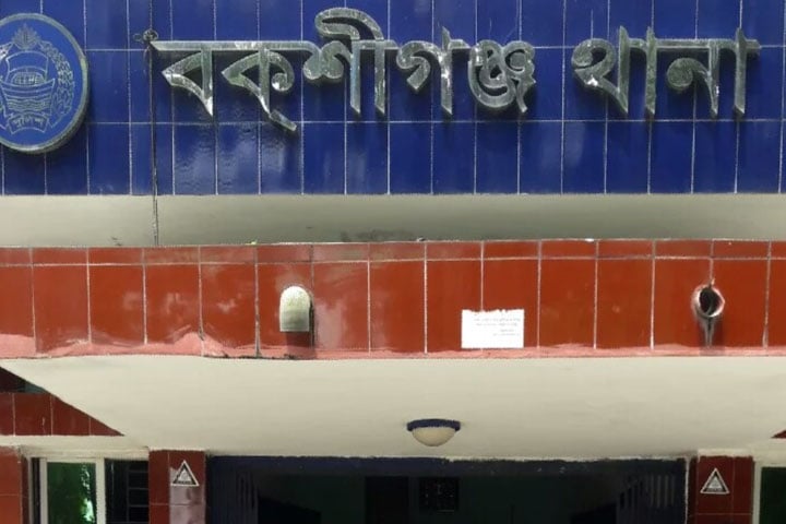 ভ্যানের চাকায় ওড়না পেঁচিয়ে প্রাণ গেল নারীর