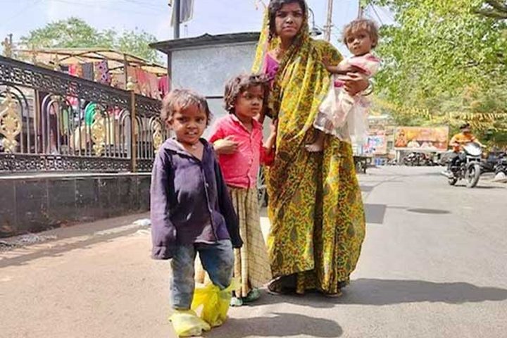 টাকার অভাবে সন্তানদের জুতার পরিবর্তে পরিয়েছেন পলিথিন, ছবি ভাইরাল