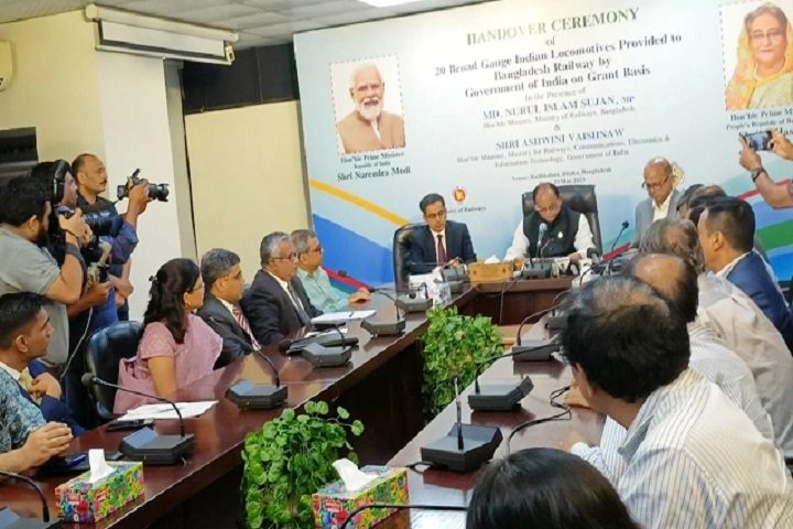 ভারত থেকে উপহার এলো ২০ রেলইঞ্জিন