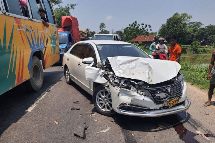 পাকিস্তানের ডেপুটি হাইকমিশনারের গাড়িতে বাসের ধাক্কা