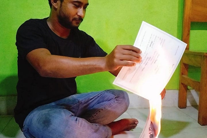 এবার সার্টিফিকেট পোড়ালেন ঢাকা কলেজের ছাত্র